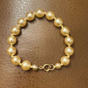 Vintage child’s single strand pearl bracelet with gold tone clasp